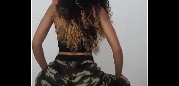  Latina twerking her ass
